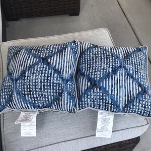 2 Outdoor pillows